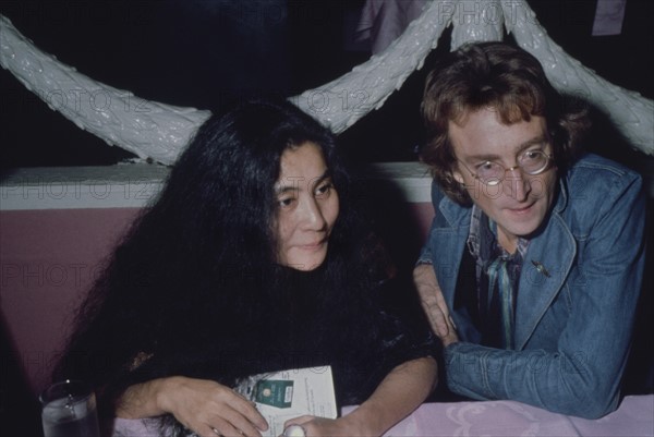 JOHN LENNON (Geboren am 9. Oktober 1940 in Liverpool, England; Starb am 8...