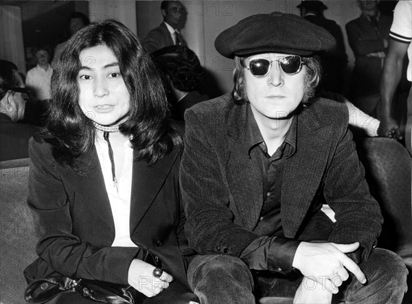 John LENNON und Yoko ONO am Flughafen Heathrow