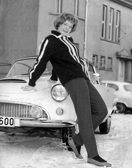 Romy SCHNEIDER vor Cabrio, Köln 1959