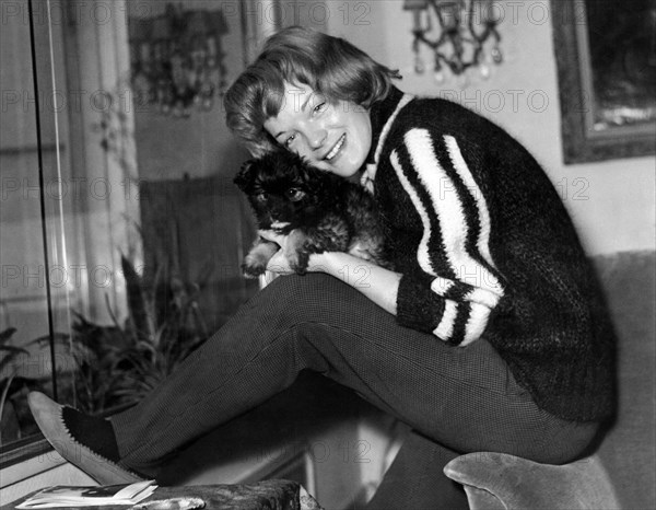 Romy SCHNEIDER mit Hund, Köln 1959