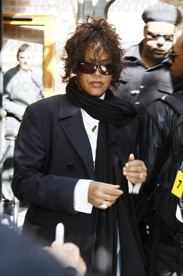 Whitney Houston vor ihrem Hotel in Hamburg