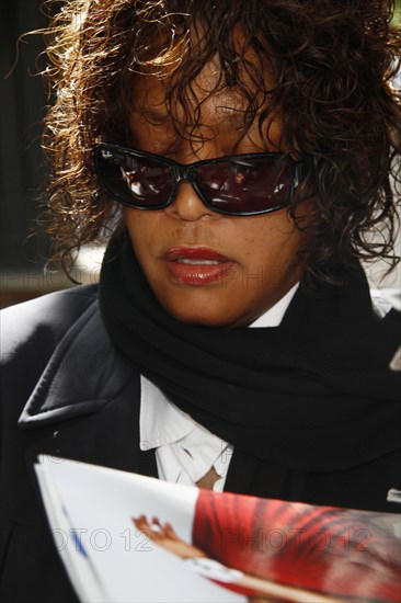 Whitney Houston vor ihrem Hotel in Hamburg