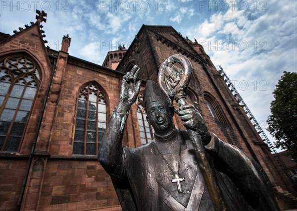 Statue de l'évêque Burchard devant la cathédrale de Worms (Allemagne)