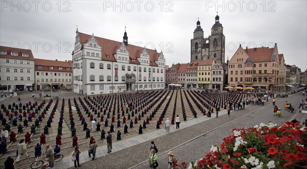 800 Luther-Figuren auf Markplatz von Wittenberg