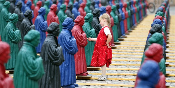 800 Luther-Figuren auf Markplatz von Wittenberg