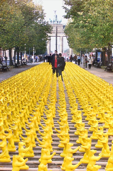 Foto: Henry H. Herrmann
Thema: 
10 000 Bären vor dem Brandenburger Tor und...