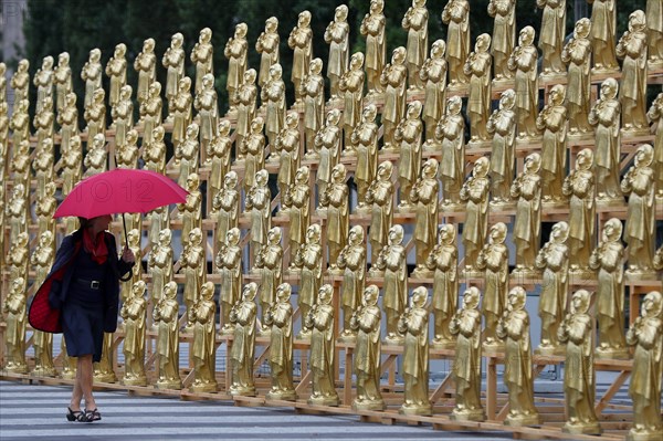 Art performance with 600 golden Madonnas