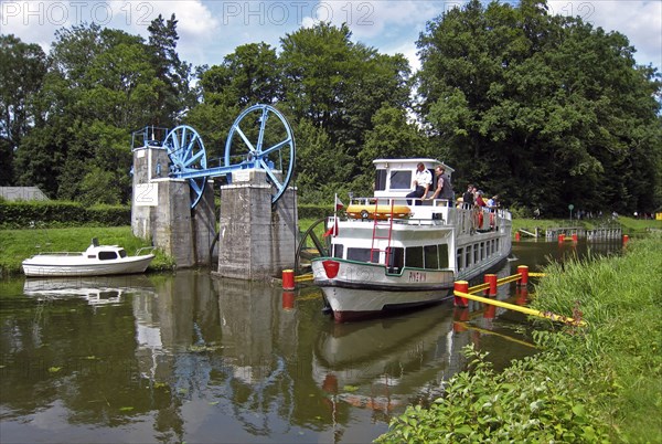 Schiff auf dem Oberlandkanal in Polen, ship on Oberlandkanal