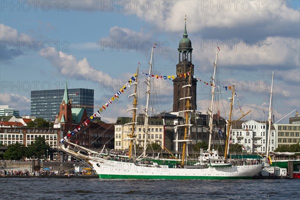 Hamburg Landungsbrücken mit Michel