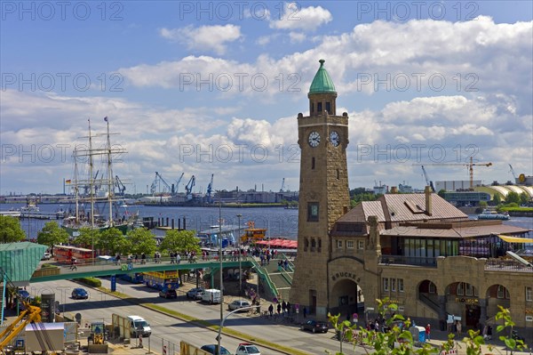 Blick ueber die Elbe mit den Landungsgebaeuden und dem Grossegler Rickmer Rickmers, view over the Elbe with the landing buildings and the full rigged ship Rickmer Rickmers