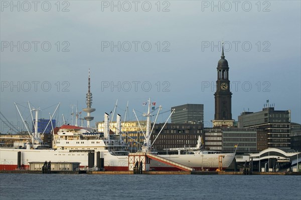 Hamburger Hafen mit Hamburger MIchel und Fernsehturm, Port of Hamburg with St. Michaelis church and television tower