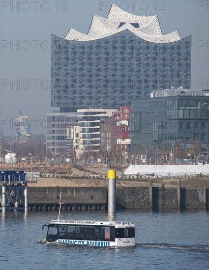 Amphibienbus im Hamburger Hafen