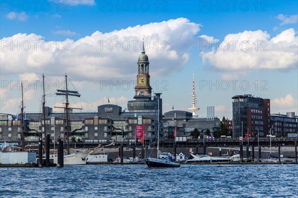 Blick auf den City Sporthafen und den Michel von Hamburg