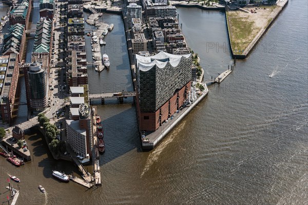 Stadtteil Speicherstadt mit Blick auf die Elbphilharmonie im Stadtgebiet in Hamburg, Deutschland