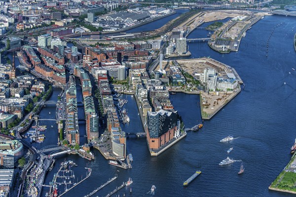 Konzerthaus Elbphilharmonie mit Speicherstadt in Hamburg