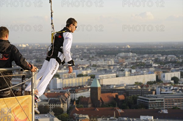 Jimi Blue Ochsenknecht beim Base Flying von Jochen Schweizer auf dem Park Inn Hotel am Alexanderplatz in Berlin am 24.09.2009