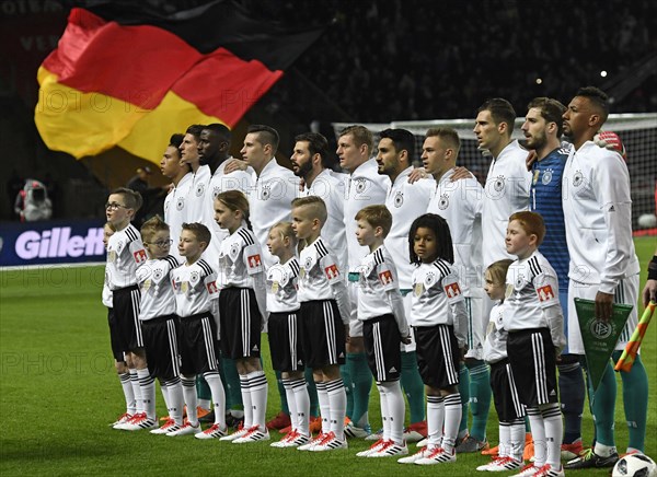 Die Deutsche Nationalmannschaft beim Singen der Hymne, Einlaufkinder, Fahne, 
Fussball Laenderspiel, Freundschaftsspiel, Deutschland (GER) - Brasilien (BRA) 0:1, am 27.03.2018 in Berlin/ Deutschland.
Â | Verwendung weltweit