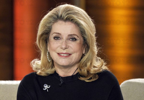 Schauspielerin Catherine Deneuve sitzt am Samstag (19.03.11) in Augsburg bei der Unterhaltungssendung des ZDF "Wetten, dass..?" auf der Couch. Die 194. Ausgabe von "Wetten, dass..?" wurde am Samstag live aus der Augsburger Messe ausgestrahlt. Foto: Jörg Koch dpa/lby | Verwendung weltweit