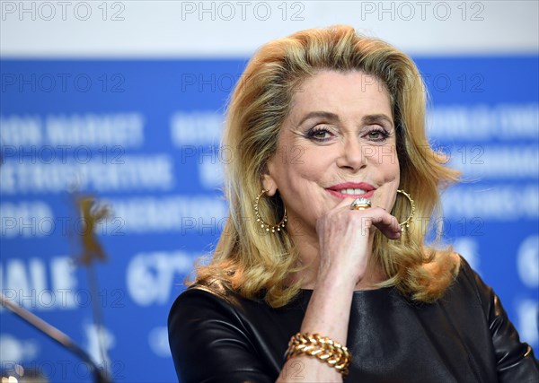 67. Internationale Filmfestspiele in Berlin, 14.02.2017, Pressekonferenz "Sage femme" ("The Midwife"). Die französische Schauspielerin Catherine Deneuve. Der Film läuft auf der Berlinale im Wettbewerb außer Konkurrenz. | Verwendung weltweit