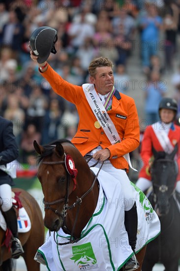 Siegerehrung, DUBBELDAM, Jeroen mit Zenith, Gold Medaille, Weltmeister 
Caen, Stade Michel d'Ornano, 07.09.14, FEI ALLTECH JEUX EQUESTRES MONDIAUX 2014 - JUMPING, FINALE, Final 4



#
Foto:Sport Moments/Voß
# | Verwendung weltweit