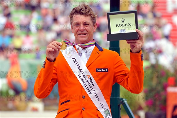 Siegerehrung, DUBBELDAM, Jeroen, Gold Medaille, Weltmeister mit Rolex Uhr
Caen, Stade Michel d'Ornano, 07.09.14, FEI ALLTECH JEUX EQUESTRES MONDIAUX 2014 - JUMPING, FINALE, Final 4



#
Foto:Sport Moments/Voß
# | Verwendung weltweit