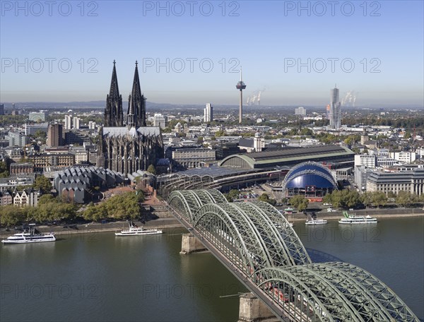 Blick von der Aussichtsplattform des Turms Triangle Köln auf die Innenstadt am Rhein mit Dom und Hohenzollernbrücke. Der Kölner Dom gehört zu den bekanntesten Bauwerken Europas, die Hohenzollernbrücke ist mit  mehr als 1.200 Zügen am Tag die meistbefahrene Eisenbahnbrücke Deutschlands. (27.09.2018) | Verwendung weltweit