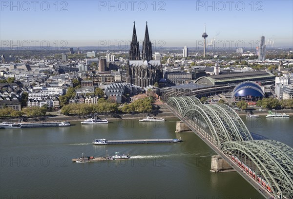 Blick von der Aussichtsplattform des Turms Triangle Köln auf die Innenstadt am Rhein mit Dom und Hohenzollernbrücke. Der Kölner Dom gehört zu den bekanntesten Bauwerken Europas, die Hohenzollernbrücke ist mit  mehr als 1.200 Zügen am Tag die meistbefahrene Eisenbahnbrücke Deutschlands. Auf dem Rhein verkehren täglich unzählige Passagier- und Transportschiffe. (27.09.2018) | Verwendung weltweit
