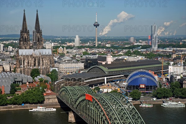 Blick vom LVR-Turm auf Koeln am Rhein mit Hohenzollernbruecke, Museum Ludwig, Koelner Dom und Hauptbahnhof, Deutschland, Nordrhein-Westfalen, Koeln | view from the LVR-Turm on Cologne with Hohenzollern bridge, Museum Ludwig, Cologne cathedral and main station, Germany, North Rhine-Westphalia, Cologne | Verwendung weltweit