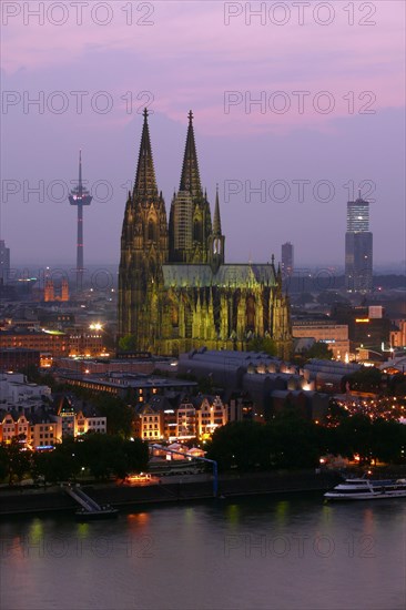 Blick über den Rhein auf das abendliche Köln mit dem Kölner Dom. Der Kölner Dom wurde 1996 von der UNESCO zum Weltkulturerbe erklärt. Aufgenommen im Jahr 2006. Foto: Hady Khandani | Verwendung weltweit