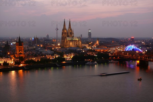 Blick über den Rhein auf das abendliche Köln mit dem Kölner Dom. Der Kölner Dom wurde 1996 von der UNESCO zum Weltkulturerbe erklärt. Aufgenommen im Jahr 2006. Foto: Hady Khandani | Verwendung weltweit