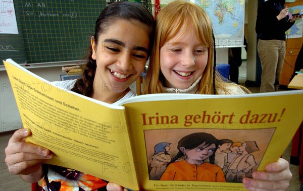 Die zehnjährige Jennifer Küke (r) liest mit ihrer gleichalten Mitschülerin der Klasse 4b der Gesamtgrundschule an der Zunftstraße in Mülheim an der Ruhr, Hakin Jabr aus Libyen, am Freitag (14.05.2004) in dem Buch "Irina gehört dazu!". Die Publikation stammt von der Kriminalprävention des Landes NRW und soll das Zusammenleben von deutschen und ausländischen Grundschülern verbessern. Verteilt wurde das Buch an 20 Schule in Mülheim. Foto: Oliver Weiken dpa/lnw |