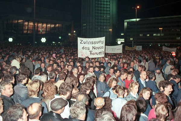 Leipzig: Montagsdemonstration auf dem Karl-Marx-Platz in Leipzig am 30.10.1989. | Verwendung weltweit
