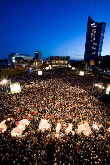 Leipziger Lichtfest mit Blick auf den Augustusplatz am 9. Oktober 2009 in Leipzig, dem Jahrestag der großen Montagsdemonstration vom 09.10.1989, die als Teil der friedlichen Revolution maßgeblich zum Ende der DDR beitrug.  *** Local Caption *** 00000483 | Verwendung weltweit