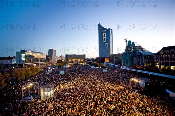 Leipziger Lichtfest mit Blick auf den Augustusplatz am 9. Oktober 2009 in Leipzig, dem Jahrestag der großen Montagsdemonstration vom 09.10.1989, die als Teil der friedlichen Revolution maßgeblich zum Ende der DDR beitrug.  *** Local Caption *** 00000476 | Verwendung weltweit
