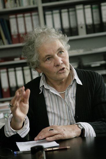 Die Biologin und Nobelpreisträgerin Christiane Nüsslein-Volhard, aufgenommen am Donnerstag (04.10.2007) in Tübingen. Christiane Nüsslein-Volhard ist eine leidenschaftliche Musikerin. Applaus hat sie aber vor allem für ihre wissenschaftlichen Forschungsleistungen erhalten: Die Direktorin des Max-Planck-Instituts (MPI) für Entwicklungsbiologie bekam Auszeichnungen, von denen andere ihr Leben lang nur träumen, darunter den Nobelpreis. Am 20. Oktober wird sie 65 Jahre alt. Foto: Marijan Murat dpa/lsw (zu lsw-Korr: "Nüsslein-Volhard wird 65" vom 14.10.2007) +++(c) dpa - Report+++ | Verwendung weltweit