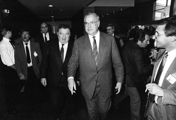 -wvb- Helmut Kohl (rechts) und Franz Josef Strauss beim Bundesparteitag der CDU in Mainz am 13.06.1988 in Mainz. | Verwendung weltweit