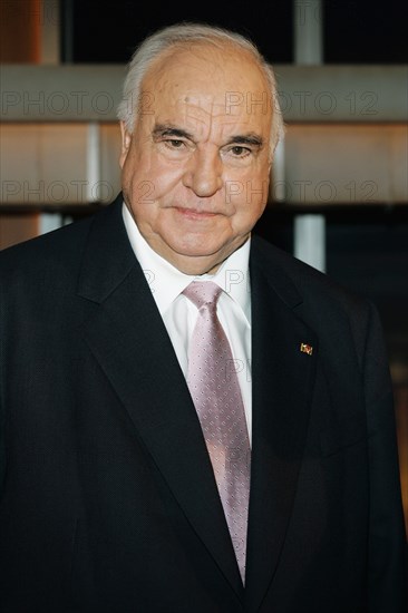 Helmut Kohl in der "Kerner"-Sendung vom 03.11.2005
/ Personen, Portrait, Porträt, Ex-CDU-Politiker, ehemaliger Bundeskanzler, Mann, Mode, schwarzes Jackett, rosa Krawatte, weisses Hemd |