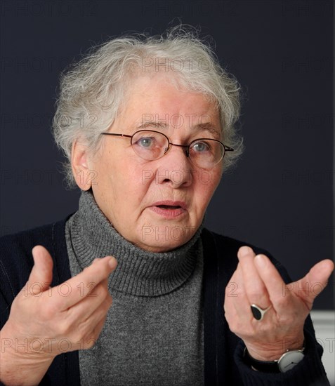 Christiane Nüsslein-Volhard, Nobelpreisträgerin für Medizin, fotografiert am 10.10.2012 in Tübingen (Baden-Württemberg). Die Direktorin des Max-Planck-Instituts (MPI) für Entwicklungsbiologie bekam 1995 den Nobelpreis für Medizin. Am 20. Oktober 2012 wird sie 70 Jahre alt. Foto: Bernd Weißbrod dpa | Verwendung weltweit