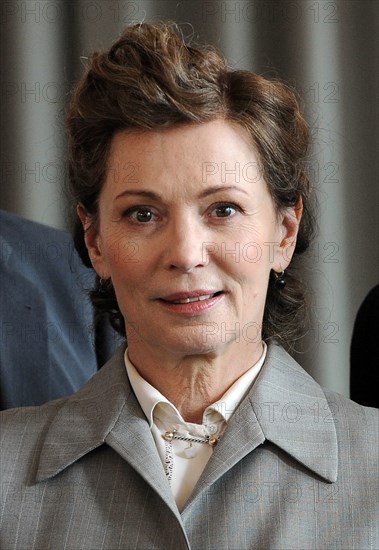 Die Schauspielerin Iris Berben als Abgeordnete und Juristin Elisabeth Selbert posiert am 08.11.2013 in Köln (Nordrhein-Westfalen) bei den Dreharbeiten zum historischen ARD TV-Drama "Artikel 3". Der Sendetermin ist für 2014 im Ersten geplant. Foto: Henning Kaiser/dpa | Verwendung weltweit