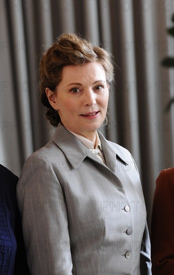 Die Schauspielerin Iris Berben als Abgeordnete und Juristin Elisabeth Selbert posiert am 08.11.2013 in Köln bei einem Fototermin zu den Dreharbeiten des historischen ARD TV-Drama "Artikel 3". Der Sendetermin ist für 2014 im Ersten geplant. Foto: Horst Galuschka | Verwendung weltweit