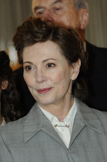 Die Schauspielerin Iris Berben als Abgeordnete und Juristin Elisabeth Selbert posiert am 08.11.2013 in Köln bei einem Fototermin zu den Dreharbeiten des historischen ARD TV-Drama "Artikel 3". Der Sendetermin ist für 2014 im Ersten geplant. Foto: Horst Galuschka | Verwendung weltweit