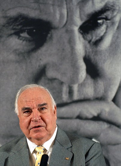 Der frühere Bundeskanzler Helmuth Kohl stellt am Mittwoch (02.11.2005) in Berlin vor einem Plakat mit seinem Portrait sein neues Buch "Erinnerungen 1982 - 1990" vor. Der zweite Band seiner Memoiren mit über 1000 Seiten ist bei Droemer erschienen. Foto: Stephanie Pilick dpa/lbn +++(c) dpa - Report+++ | Verwendung weltweit