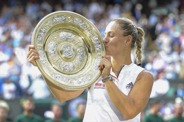 (180715) -- LONDON, July 15, 2018 () -- Angelique Kerber of Germany kisses the trophy during the awarding ceremony for the Ladies' Singles at the Wimbledon Championships 2018 in London, Britain, on July 14, 2018. Angelique Kerber beat Serena Williams of the United States in the final 2-0 to claim the title. (/Stephen Chung) |