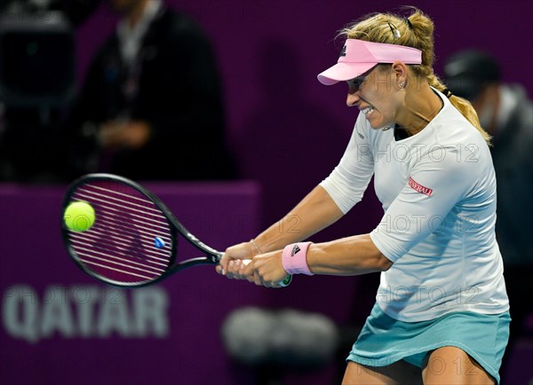 (190216) -- DOHA, Feb. 16, 2019 () -- Angelique Kerber of Germany hits a return during the women's singles semifinal between Angelique Kerber of Germany and Elise Mertens of Belgium at the 2019 WTA Qatar Open in Doha, Qatar, Feb. 15, 2019. Angelique Kerber lost 1-2. (/Nikku) |