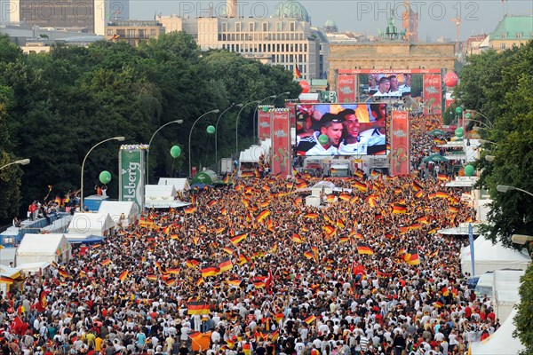 Soccer fans watch the UEFA EURO 2008 semi-final match Germany vs Turkey on the fan mile at Brandenburg Gate in Berlin, Germany, 25 June 2008. Over half a million fans were expected to attend the live broadcast on a giant video screen. Photo: Gero Breloer | Verwendung weltweit