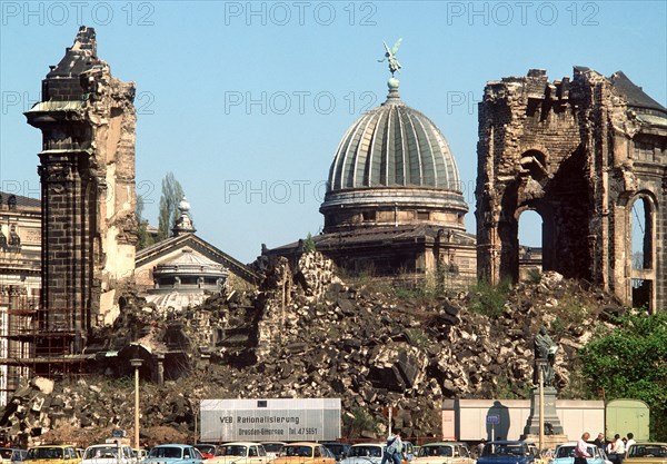 (dpa files) - A view of the ruins of the destroyed Frauenkirche Church in Dresden, eastern Germany, 1990. The church, a masterpiece of baroque architecture, was destroyed in February 1945. Its ruins served as a memorial of the war until in the early 90s the decision was made to rebuild the Frauenkirche. | Verwendung weltweit