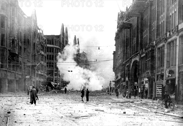 (dpa files) - A view of the Moenckebergstrasse (Moenckeberg street) after an air strike during the Second World War in Hamburg, June 1944. | Verwendung weltweit