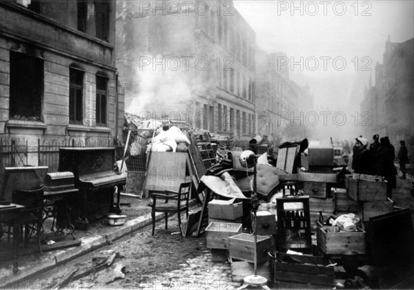 (dpa files) - People try to save their belongings from their destroyed houses in the Marienstrasse (Marien street) after an airstrike during the Second World War in Hamburg, 25 October 1944. | Verwendung weltweit