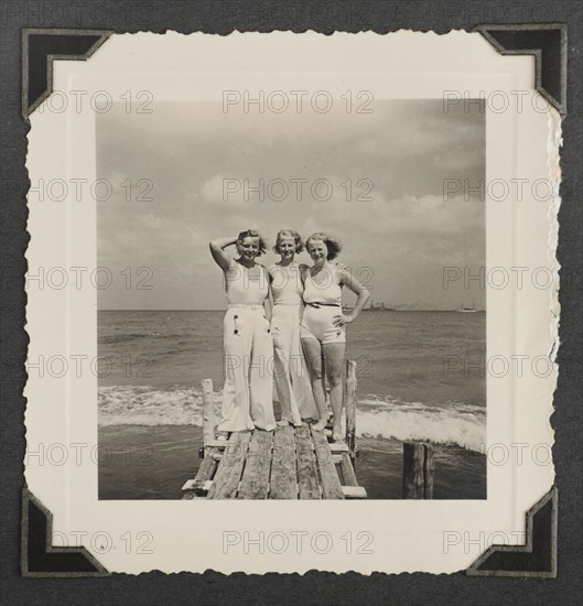 Das sw-Foto aus einem Urlaubs - Album zeigt drei Frauen in Sommer- und Freizeitmode um 1930 auf einem Steg am Strand von Binz auf der Insel Rügen. Foto:Sammlung Sauer | Verwendung weltweit