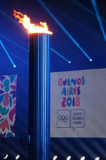 HANDOUT - 06 October 2018, Argentina, Buenos Aires: The Olympic flame burns during the opening ceremony of the Buenos Aires Youth Olympic Games. Photo: Agustin Marcarian/Buenos Aires 2018/IOC/dpa - ACHTUNG: Nur zur redaktionellen Verwendung und nur mit vollständiger Nennung des vorstehenden Credits | Verwendung weltweit